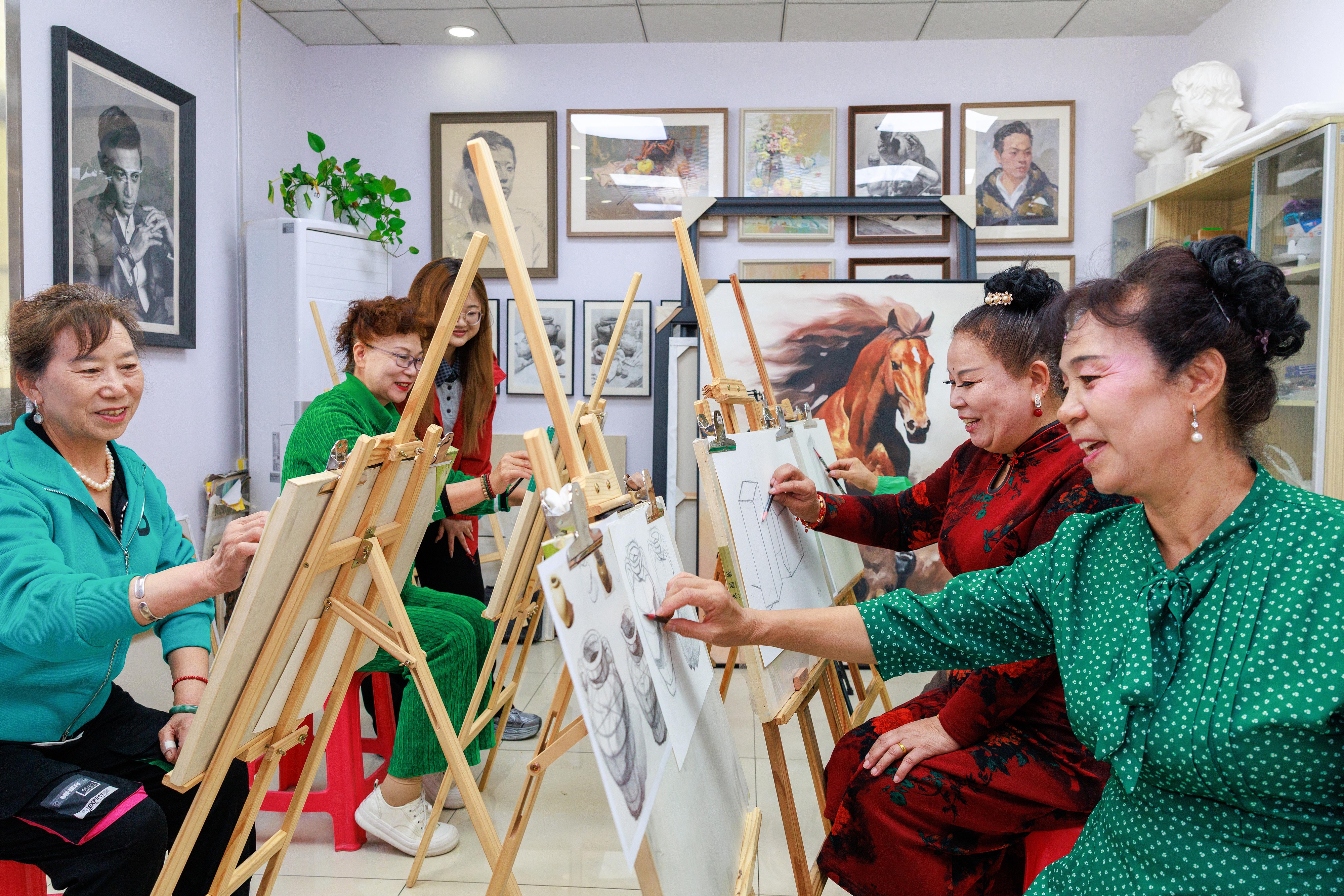 2025年9月16日，新疆乌鲁木齐中亚南路街道白石桥社区，老人们正在学习绘画。